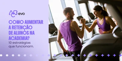Professor acompanhando aluno durante treino na academia